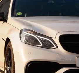 Auto di lusso con wrapping personalizzato e pellicole adesive Auto di lusso con wrapping personalizzato e pellicole adesive