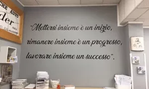 Scritta motivazionale su un muro all'interno di un ufficio.