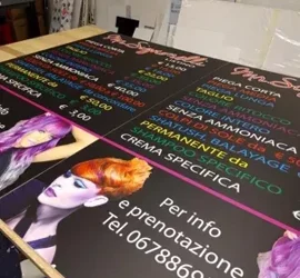 Insegne colorate con listino prezzi per salone di bellezza