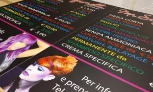 Tabellone pubblicitario con listino prezzi di un salone di bellezza a Roma