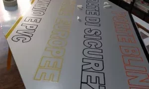 Pannello in lavorazione con scritte per porte blindate e sicurezza