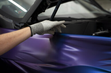 Installazione di pellicola auto colorata Installazione di pellicola auto colorata