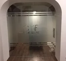 Porta a vetri con design personalizzato in un ambiente moderno