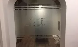 Porta in vetro con logo, interni moderni