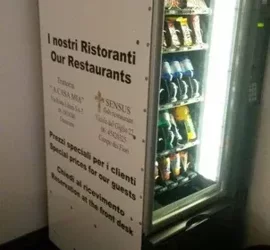 Distributore automatico nell'hotel con informazioni sui ristoranti