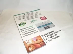 Opuscolo di comunicazione aziendale con immagini e testo informativo su nutrizione Opuscolo di comunicazione aziendale con immagini e testo informativo su nutrizione