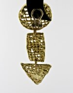 orecchini-in-bronzo-dorato-con-pietra-cabochon-rubino-kt2