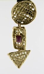 orecchini-in-bronzo-dorato-con-pietra-cabochon-rubino-kt2