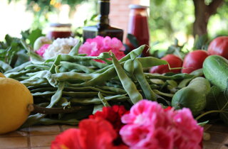 tavolo con prodotti di stagione 4