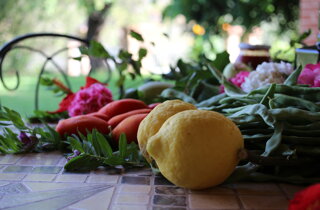 tavolo con prodotti di stagione 5