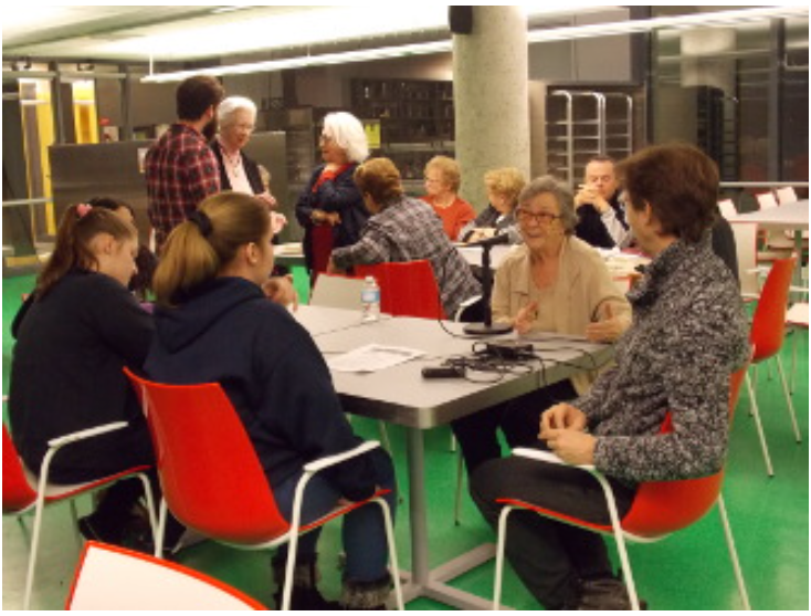 des-personnes-se-discutent-sur-un-table--ludociels-montréal-canada.png