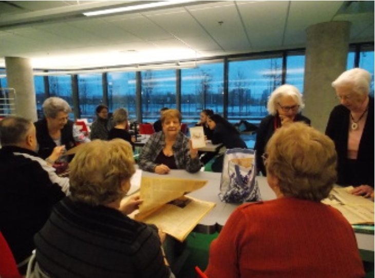 une-dame-montre-une-photo-a-ses-amis-dur-un-table----ludociel-montral---canada.png