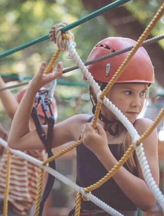 imgi_8_little-brother-and-sister-make-climbing-in-the-adventure-park--uai-999x1333