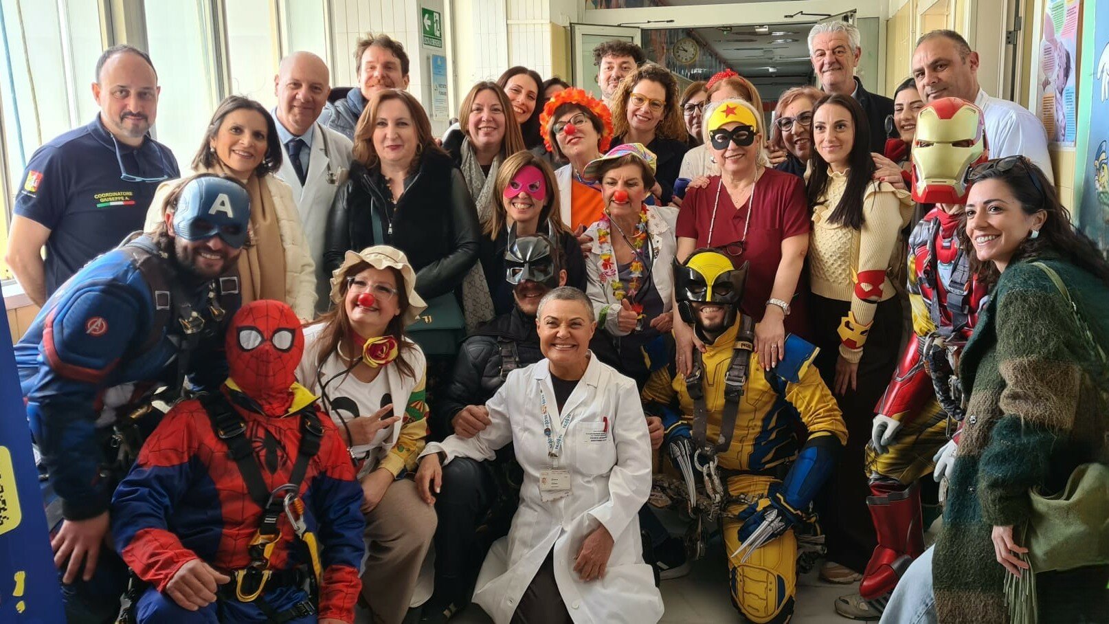 Caltagirone. Supereroi acrobatici al “Gravina”. Sorrisi e magia per i bambini in Pediatria