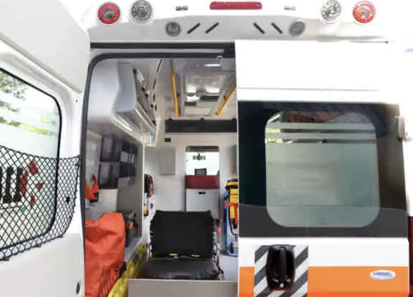 Intervento del 118 ieri a Santa Teresa di Riva: auto sprofonda sul lungomare durante il maltempo