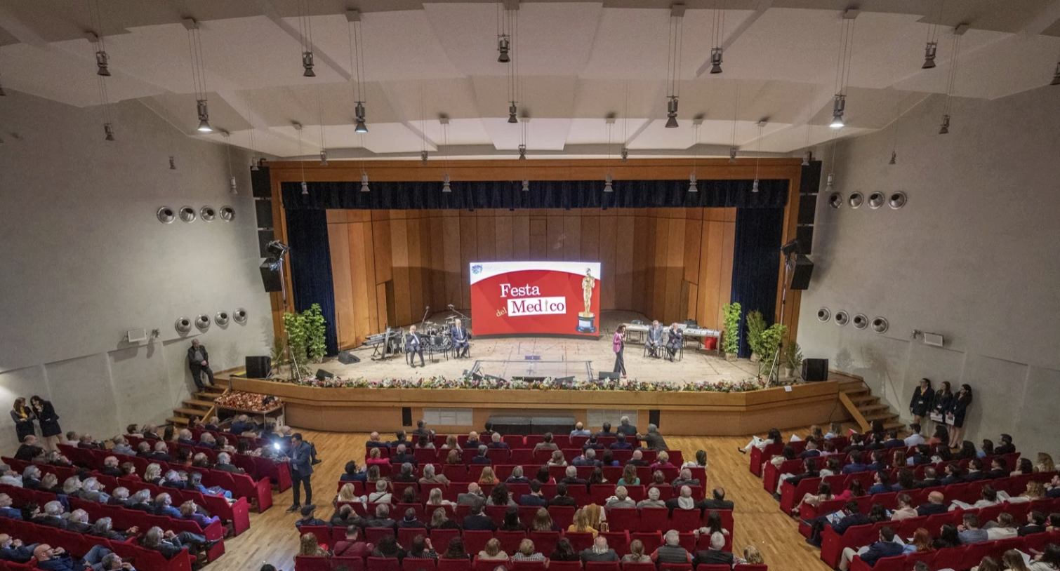 Festa del medico, i nomi dei 30 candidati. Lunedì 18 al Palacultura con guest star Enzo Iacchetti