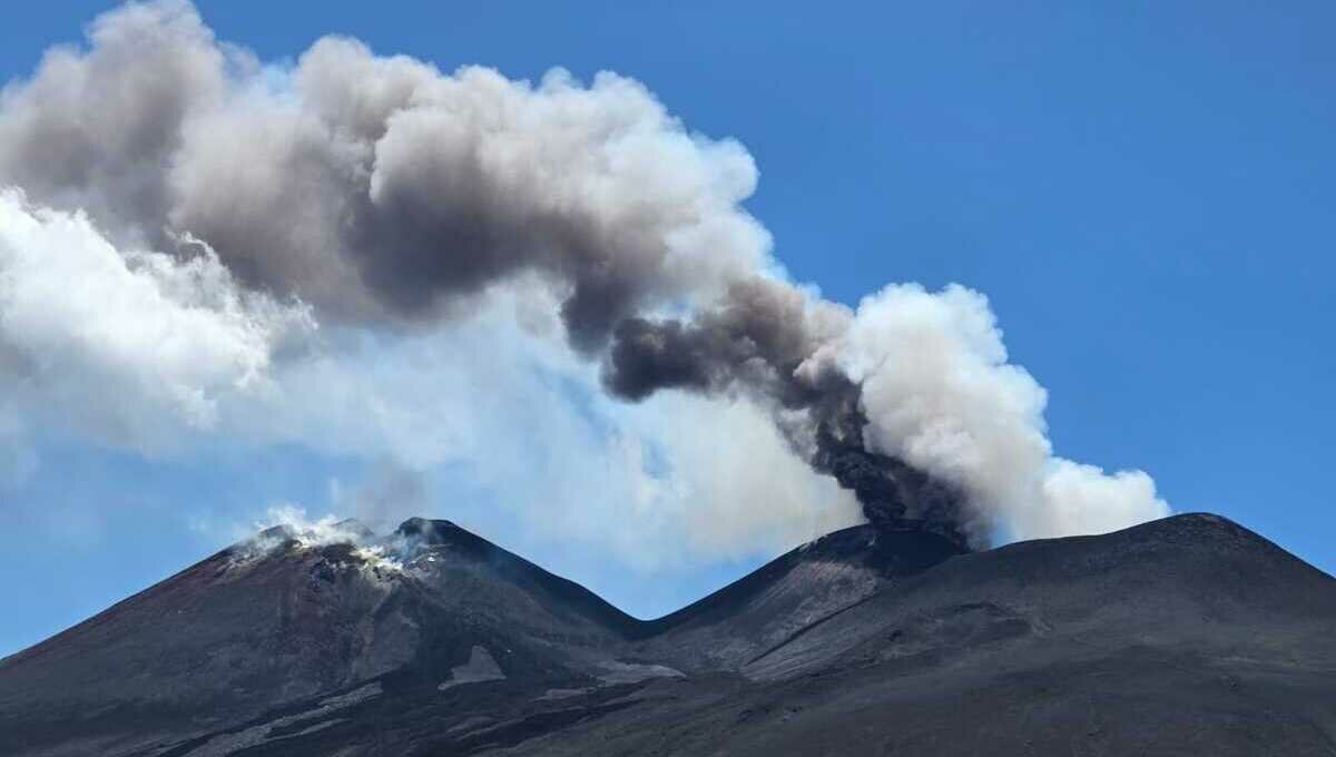 L'eruzione dell'Etna tra giugno e luglio 2026. Colate, esplosioni e cenere sulla città