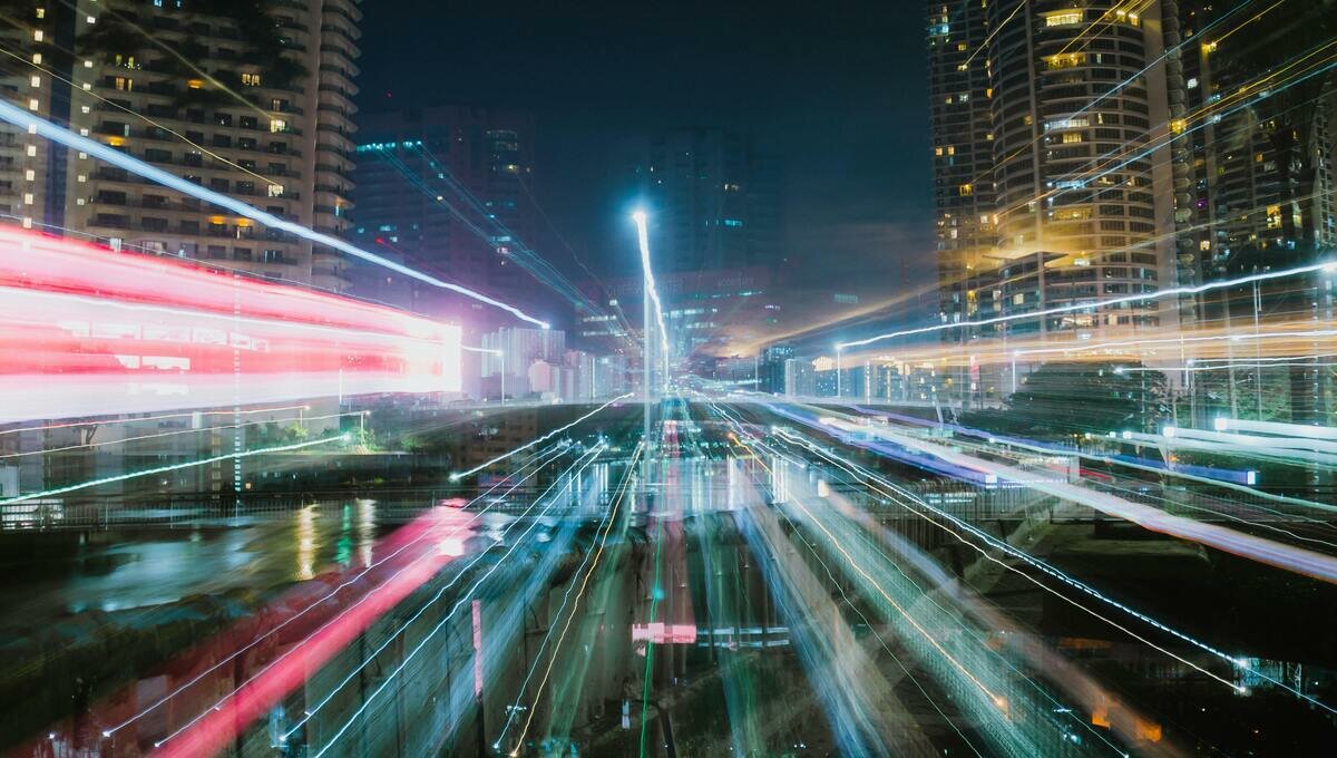 Gli italiani credono nella smart city, ma prima vengono asfalto, segnaletica e sicurezza Gli italiani credono nella smart city, ma prima vengono asfalto, segnaletica e sicurezza