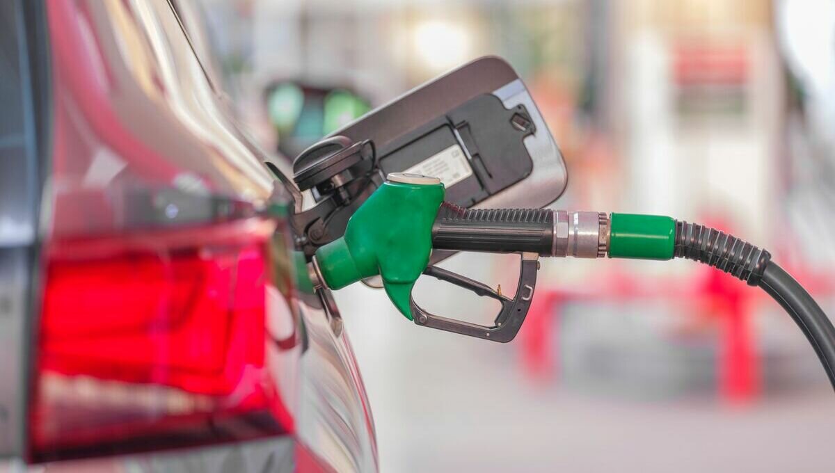 Caro carburanti, il governo taglia 17 centesimi ma il pieno resta una stangata Caro carburanti, il governo taglia 17 centesimi ma il pieno resta una stangata