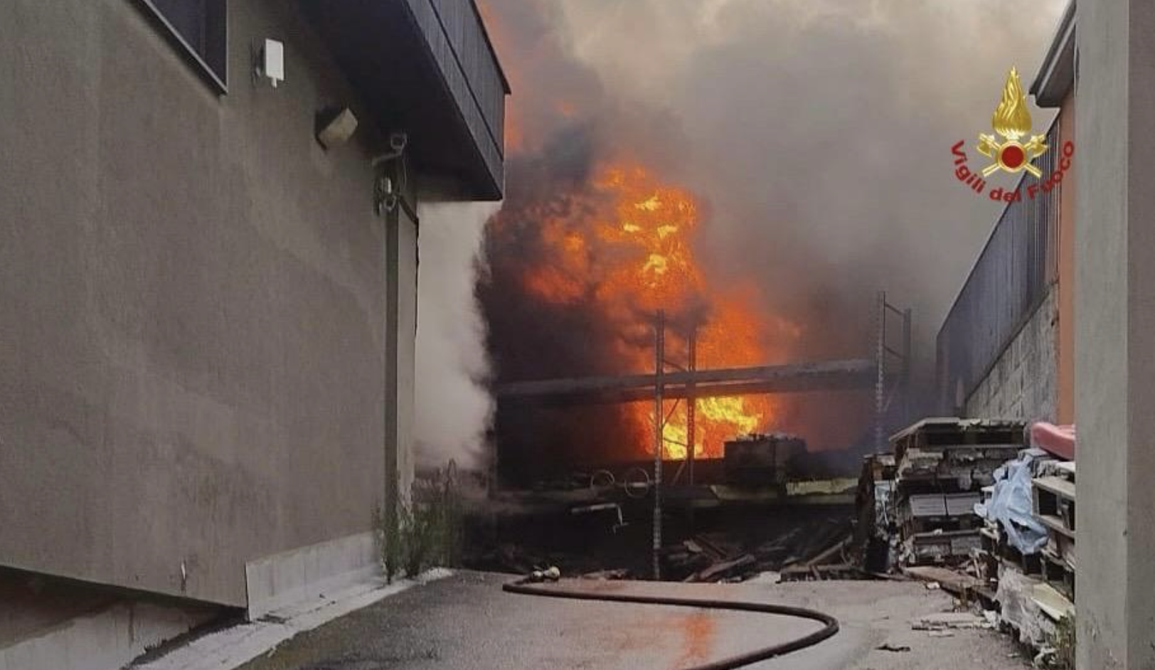 Incendi industriali, fabbriche e case sotto la stessa nube: due allarmi in 48 ore nel Catanese Incendi industriali, fabbriche e case sotto la stessa nube: due allarmi in 48 ore nel Catanese