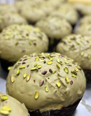 panettone-al-pistacchio-con-barattolo-di-crema-al-pistacchio