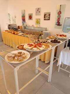 eyJpdCI6IkNvbGF6aW9uZSBhbGxhIGNhcnRhIGUgYnVmZmV0IGRvbGNlIGUgc2FsYXRvIGEgTGlnbmFubyB2aWNpbm8gcGFyY2hpIHRlbWF0aWNpIn0=