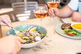 imgi_18_mangiando il pranzo.jpeg