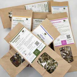 Confezioni di infusi naturali con etichette dettagliate