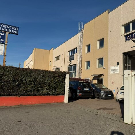 Parcheggio privato clienti con ampia entrata anche camper Parcheggio privato clienti con ampia entrata anche camper