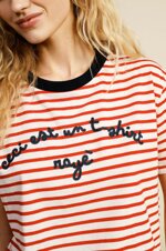 t-shirt-girocollo-a-righe-con-scritta