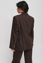 completo-giacca-pantalone-gettato-marrone