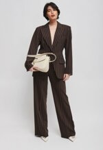 completo-giacca-pantalone-gettato-marrone