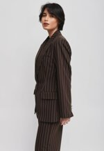 completo-giacca-pantalone-gettato-marrone