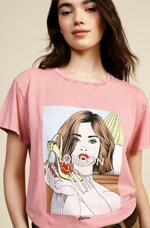t-shirt-stampa-grafica-con-manica-corta