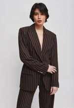 completo-giacca-pantalone-gettato-marrone