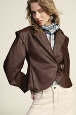 giacca-in-ecopelle-con-spelle-strutturate-e-cintura