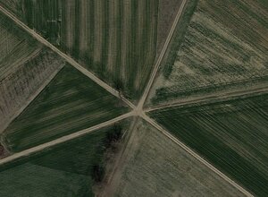 Vista aerea di campi agricoli con percorsi incrociati Vista aerea di campi agricoli con percorsi incrociati