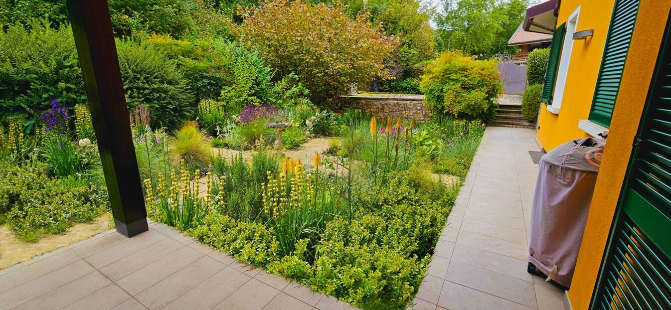 Giardino privato con piante lussureggianti e vialetto