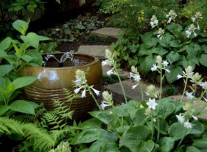 Giardino segreto con fontana in ceramica e idrangee lussureggianti a Udine