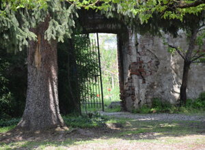 Ingresso rustico in un parco pubblico con un antico muro in mattoni Ingresso rustico in un parco pubblico con un antico muro in mattoni