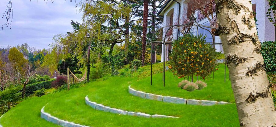 Giardino privato con alberi, area verde, massi ciclopici e amaca, Frossasco Giardino privato con alberi, area verde, massi ciclopici e amaca, Frossasco