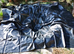 Fase di installazione di un biolago in un giardino privato a Torino