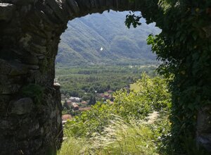Arco di pietra con vista sulle montagne nel Parco Nazionale della ValGrande a Vogogna Arco di pietra con vista sulle montagne nel Parco Nazionale della ValGrande a Vogogna