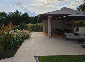 Giardino privato con vegetazione mediterranea e area relax coperta, progettazione giardini Giardino privato con vegetazione mediterranea e area relax coperta, progettazione giardini