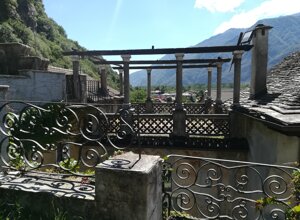 Vista su un'antica struttura architettonica con dettagli in ferro battuto nel Parco Nazionale della ValGrande, vicino a Vogogna Vista su un'antica struttura architettonica con dettagli in ferro battuto nel Parco Nazionale della ValGrande, vicino a Vogogna
