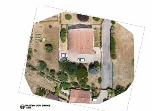Vista aerea di un giardino privato con casa centrale, progettazione verde