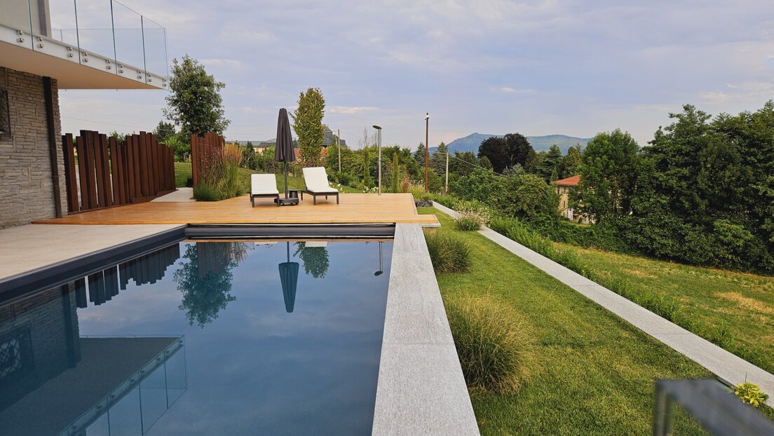 Giardino privato con piscina e panorama verde a sfioro Giardino privato con piscina e panorama verde a sfioro