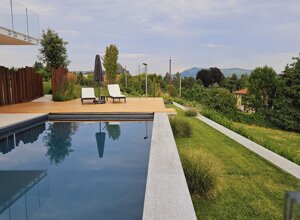 Piscina con verde a sfioro in giardino privato, progettazione giardini e flora mediterranea Piscina con verde a sfioro in giardino privato, progettazione giardini e flora mediterranea