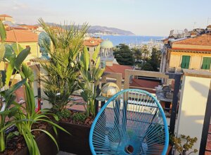 Terrazzo tropicale con piante verdi e vista sul mare