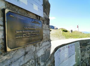 Targa informativa del giardino alpino La Chanousia con panorama montano